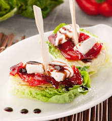 Cuori di lattuga con peperoni caramellati e pollo
