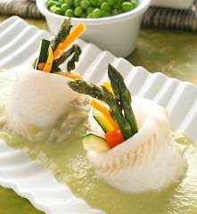 Rollitos de fletán al vapor con crema de guisantes