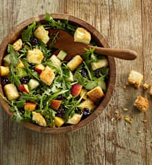 Salată cu Panzanella, nectarine și cireșe
