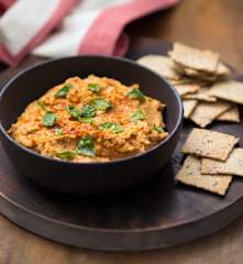Sundried tomato hommus with crackers