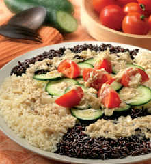Insalata di riso bicolore con salsa allo yogurt