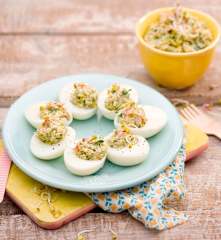 Jajka faszerowane brokułami i kiełkami