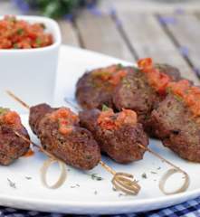 Espetos de carne picada e hambúrgueres