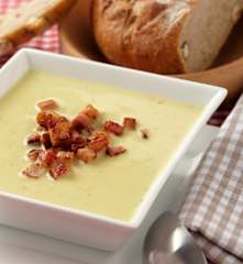 Smetanová česneková polévka s bůčkem