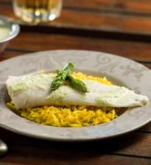 Filetes com espargos e arroz de açafrão