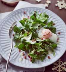 Pochiertes Ei mit Feldsalat und Senfvinaigrette
