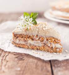 Torta raw alle carote con crema di anacardi