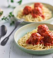 Hackbällchen in Tomatensauce zu Nudeln
