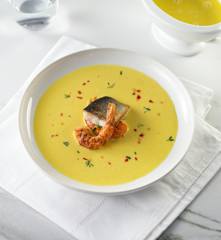 Garnele und Fisch in Paprika-Safran-Süppchen