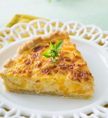 Quiche de cuatro quesos y durazno