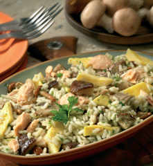 Insalata di riso, funghi e salmone