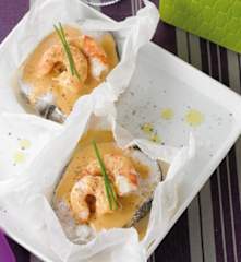 Papelotes de pescada e camarão com creme de cebola