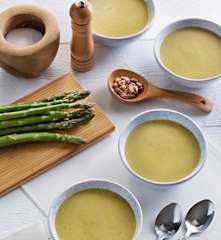 Crema de espárragos verdes con pistachos