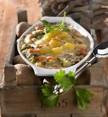 Gemüseauflauf mit Kartoffeln und Parmesan überbacken