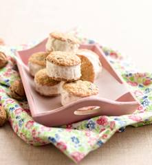 Sanduíche de cookies com gelado de noz