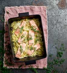 Salmão no forno com funcho e alho-francês