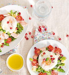 Zielone szparagi z łososiem i jajkami w koszulkach