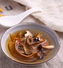 菌菇松茸天籽兰花汤