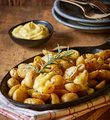 Papas al horno con mayonesa de limón y romero