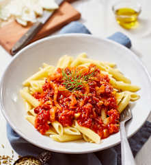 Fenchel-Tomatensugo mit Salami