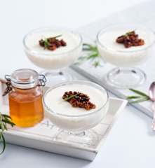 Pianka ze zsiadłego mleka z orzechami włoskimi w miodzie