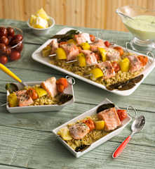 Brochetas de salmón con salsa de coco y albahaca