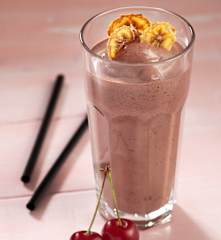 Batido de cacao con plátano y cerezas