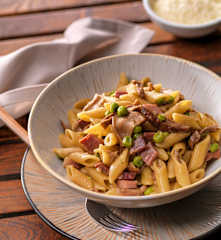 Penne pisellini, funghi e speck