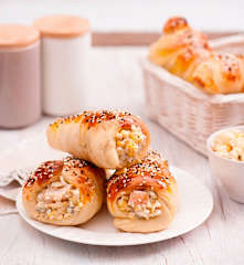 Rożki z ciasta chlebowego nadziewane sałatką