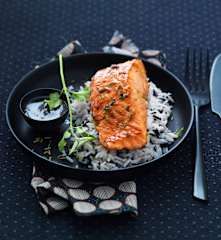 Salmone marinato alla salsa di soia, miele e sesamo