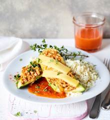 Gefüllte Zucchini mit Tomatensauce und Reis