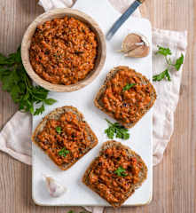 Salsa z pieczonej papryki i śliwek