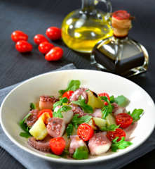 Insalata di polpo con pomodorini e rucola