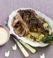 Perna de borrego com crosta de ervas e puré de couve-flor e pera