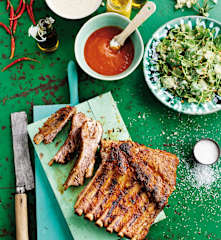 Piano com molho barbecue e salada de cenoura