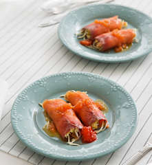 Rollitos de salmón ahumado con vinagreta templada de tomate para dos