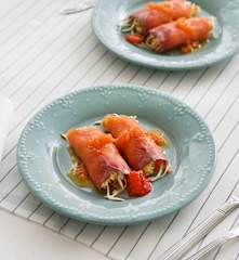 Rollitos de salmón ahumado con vinagreta para dos