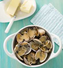 Almejas al vapor con salsa de mantequilla
