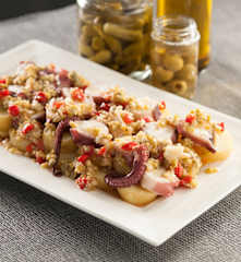 Ensalada de patata con pulpo y vinagreta de encurtidos