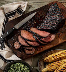 Gewürztes Tri-Tip Rindfleisch mit gegrillten Maiskolben und Rahmspinat