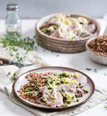 Polędwiczki wieprzowe w sosie z pora i tymianku z kaszą gryczaną