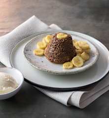 Schokoladen-Gateaux mit gebeizten Bananen