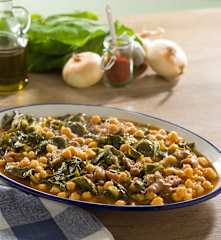 Potaje de garbanzos, manitas de cerdo y berza