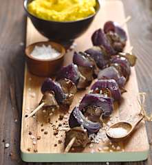 Špízy z drůbežích jater s květákovým pyré a cizrnou