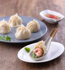 Pierożki na parze z wieprzowiną i krewetkami