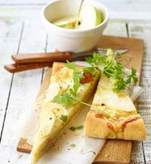 Pizza mit Äpfeln und Brie