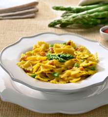 Farfalle asparagi, pancetta e zafferano