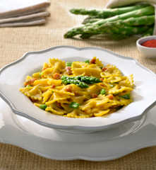 Farfalle cu sparanghel, pancetta și șofran