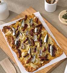 Coca de cebolla y sardinillas (sin gluten)