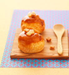 Bignè con pere e caramello al burro salato